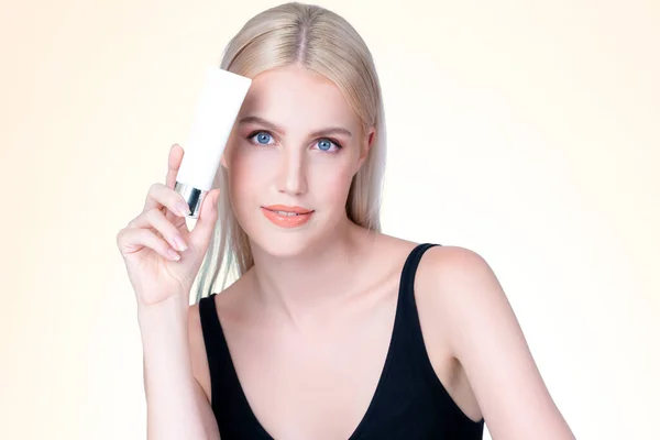 Personable Beautiful Perfect Natural Cosmetic Makeup Skin Woman Holding Mockup — Fotografia de Stock