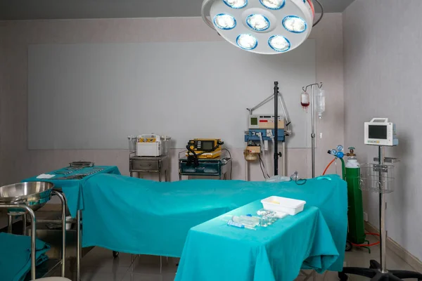 Sterylna Sala Operacyjna Szpitalu Wyświetla Zestawy Sprzętu Chirurgicznego Ułożone Stole — Zdjęcie stockowe