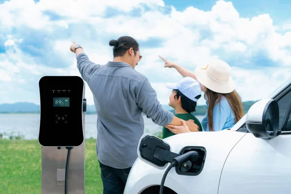 Concept Progressive Happy Family Electric Vehicle Enjoy Time Natural Outdoor — Foto Stock