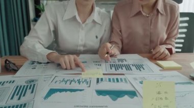 Ofis çalışma alanında birlikte çalışan iki genç hevesli iş kadını. Genç meslektaşlar tartışırken ve dizüstü bilgisayar kullanırken. Modern ofis çalışanları masada birlikte oturuyorlar..