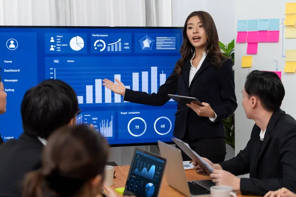 Confidence Young Asian Businesswoman Give Presentation Financial Business Strategy Dashboard — Zdjęcie stockowe