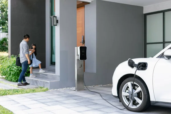 Focus Progressive Electric Vehicle Recharging Home Charging Station Using Clean — 图库照片
