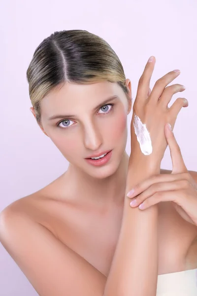 Verführerisch Schöne Frau Anwendung Feuchtigkeitscreme Auf Ihre Hand Für Perfekte — Stockfoto