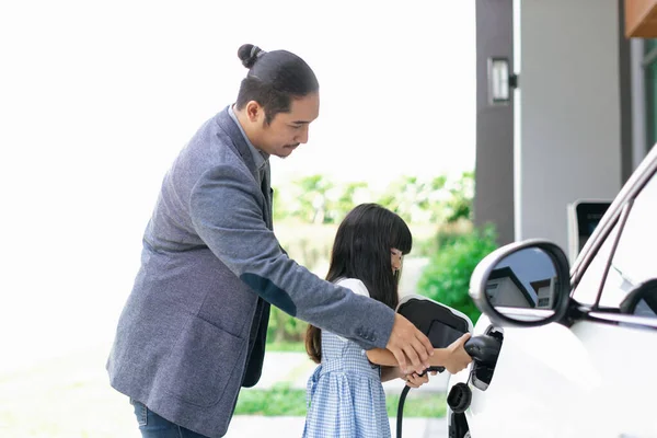 Progressive Father Daughter Plugs Charger Home Charging Station Electric Vehicle — Fotografia de Stock