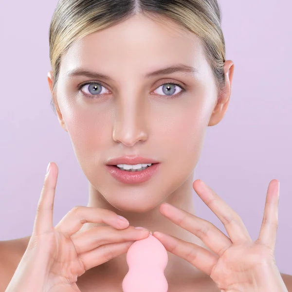 Closeup Sedutor Belo Modelo Feminino Aplicando Sopro Para Conceito Maquiagem — Fotografia de Stock