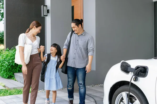 Progressive Young Parents Daughter Electric Vehicle Home Charging Station Green — Φωτογραφία Αρχείου