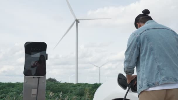 Postępowy Człowiek Swoim Samochodem Elektrycznym Samochód Ładuje Energię Stacji Ładowania — Wideo stockowe