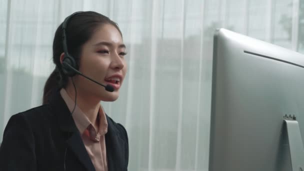 Operadora Asiática Atención Cliente Con Auriculares Micrófono Trabajando Escritorio Con — Vídeos de Stock