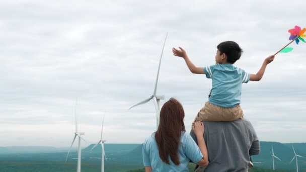 Концепція Прогресивної Щасливої Сім Насолоджується Часом Вітрогенераторній Фермі Електричний Генератор — стокове відео