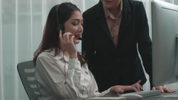 Hevesli Asyalı Bayan Yönetici Yeni Çalışana Ofiste Nasıl Verimli Müşteri — Stok video