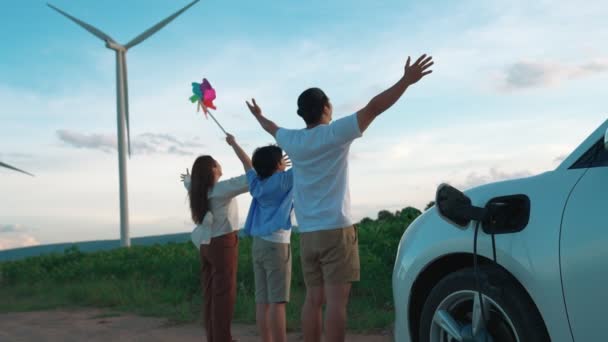 Koncepcja Progresywnej Szczęśliwej Rodziny Cieszącej Się Życiem Farmie Wiatrowej Pojazdem — Wideo stockowe