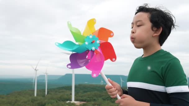 Postępowy Młody Azjatycki Chłopiec Bawiący Się Zabawką Turbiną Wiatrową Farmie — Wideo stockowe