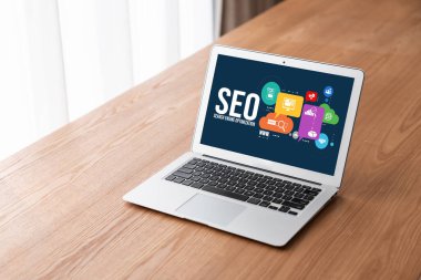 Model e-ticaret için SEO arama motoru optimizasyonu ve bilgisayar ekranında gösterilen çevrimiçi perakende işi