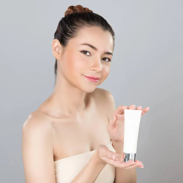 Glamorous Beautiful Perfect Natural Cosmetic Skin Woman Portrait Hold Mockup — Stockfoto