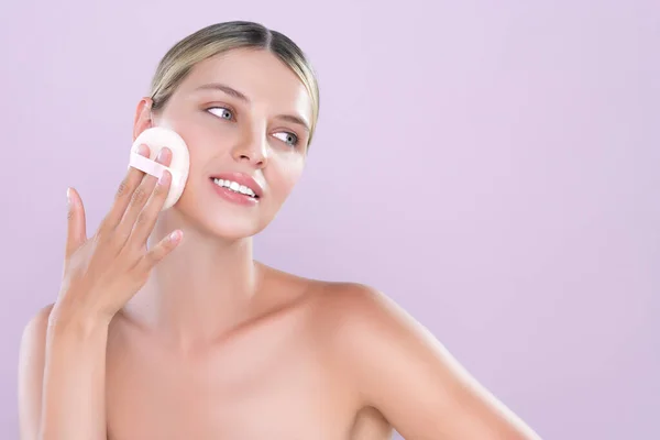 Atractivo Modelo Femenino Hermosa Aplicación Soplo Polvo Para Concepto Maquillaje — Foto de Stock