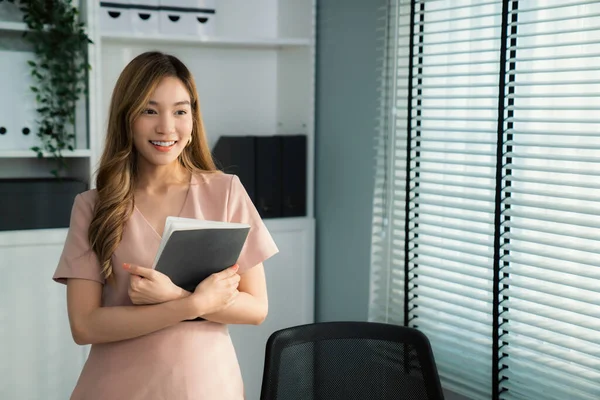 Young Competent Office Lady Intern Secretary Holding Log Office Room — Foto Stock