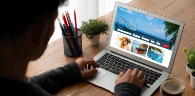 Model arama ve seyahat planlama için internet sitesi uçuş, otel ve tur rezervasyonları için anlaşma ve paket sunuyor