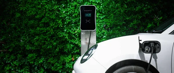 Side View Progressive Electric Vehicle Parking Next Public Charging Station — 图库照片