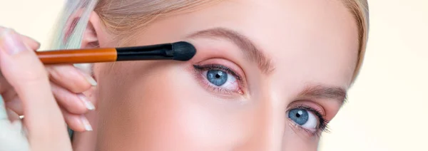 Closeup Beautiful Personable Girl Flawless Applying Eye Shadow Makeup Eyeliner — Photo