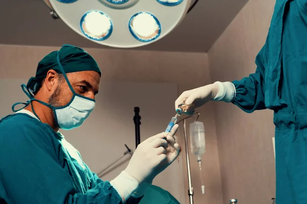 Хірург Заповнює Шприц Медичного Флакона Хірургічної Операції Кімнаті Стерильної Операції — стокове фото