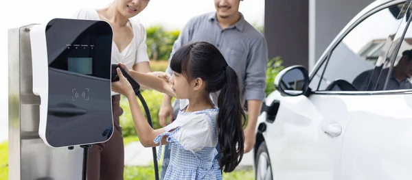 Progressive Young Parent Teach Daughter How Recharge Refuel Car Home —  Fotos de Stock