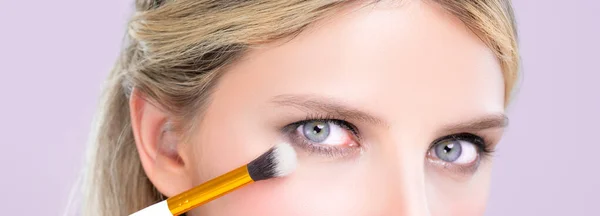 Yakından Göz Kalemi Fırçasıyla Göz Farı Makyajı Yapan Kusursuz Güzel — Stok fotoğraf
