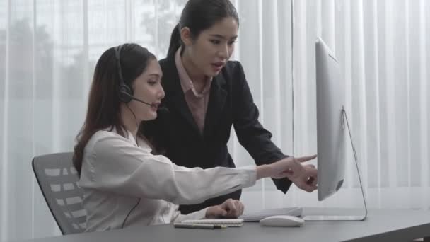 Entusiástico Asiático Gerente Sexo Feminino Ensinando Novo Empregado Como Ser — Vídeo de Stock