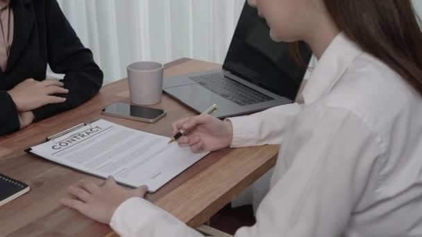 Affärskvinna Skriver Kontrakt Efter Lyckat Affärsavtal Möte Kontoret Entusiastiska Klient — Stockvideo