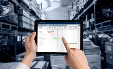 Ekip projesinin zaman çizelgesini gösteren bilgisayar ekranında, modern iş projesi yönetimi için proje planlama yazılımı