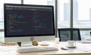 Model uygulama ve program kodlaması için bilgisayar ekranında yazılım geliştirme programlama
