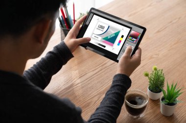 Web sayfasının modern tasarımı ve bilgisayar ekranında gösterilen ticari reklamlar için grafiksel tasarımcı yazılımı