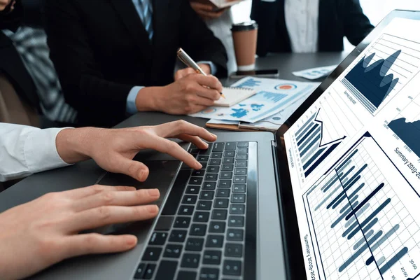 Business Team Analyze Business Analytic Business Intelligence Dashboard Laptop Screen — Foto de Stock