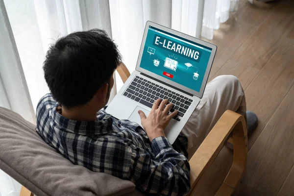 学生がインターネットネットワーク上でオンラインで勉強するためのModishソフトウェアを持つ電子学習ウェブサイト — ストック写真