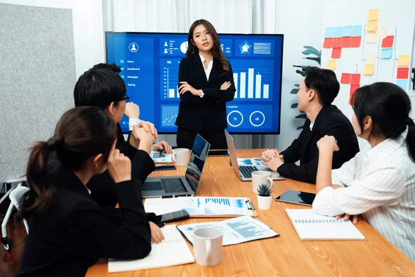 Confidence Young Asian Businesswoman Give Presentation Financial Business Strategy Dashboard — Stok fotoğraf