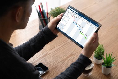 Ekip projesinin zaman çizelgesini gösteren bilgisayar ekranında, modern iş projesi yönetimi için proje planlama yazılımı