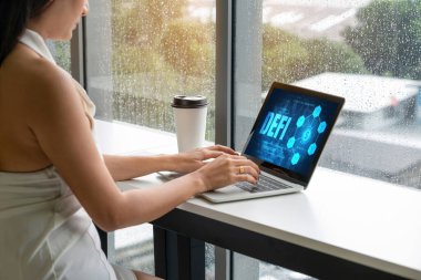 Model bilgisayar ekranında merkezi olmayan finans veya DeFi kavramı. Defi sistemi yeni yatırım ve tasarruf seçenekleri sunuyor .