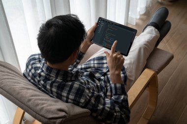 Model uygulama ve program kodlaması için bilgisayar ekranında yazılım geliştirme programlama