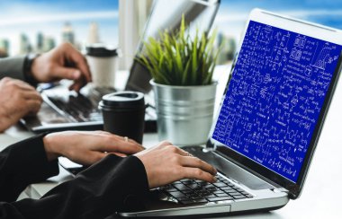 Bilgisayar ekranında bilim ve eğitim kavramını gösteren matematiksel denklemler ve modem formülü