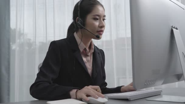 Asiatisk Kundsupport Operatör Bär Headset Och Mikrofon Arbetar Vid Sitt — Stockvideo