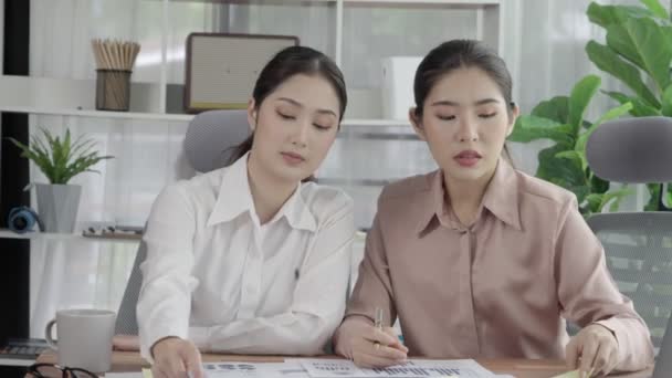 Zwei Junge Begeisterte Unternehmerinnen Arbeiten Gemeinsam Büro Junge Kollegen Diskutieren — Stockvideo