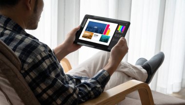 Web sayfasının modern tasarımı ve bilgisayar ekranında gösterilen ticari reklamlar için grafiksel tasarımcı yazılımı