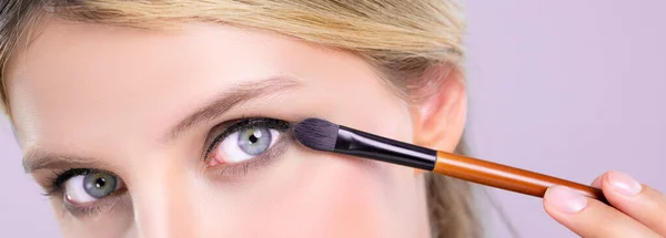 Primer Plano Hermosa Chica Con Aplicación Impecable Seductor Maquillaje Sombra — Foto de Stock