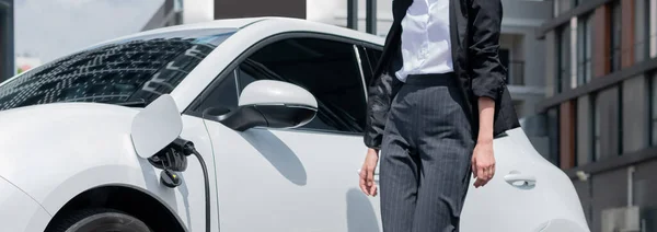 Closeup Progressive Suit Clad Businesswoman Her Electric Vehicle Recharge Her — Foto de Stock