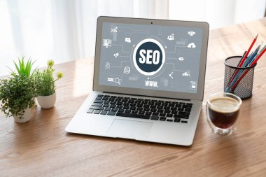 Model e-ticaret için SEO arama motoru optimizasyonu ve bilgisayar ekranında gösterilen çevrimiçi perakende işi