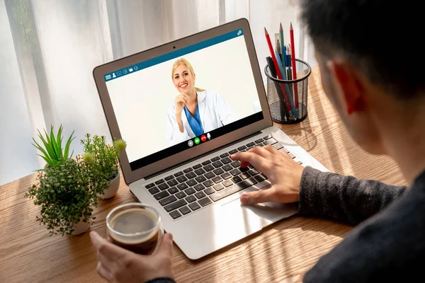 Rozmowa Wideo Lekarz Online Przez Modish Aplikacji Telemedycyny Wirtualnego Spotkania — Zdjęcie stockowe