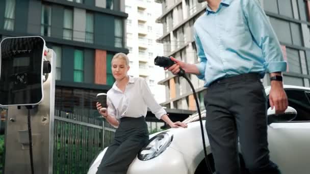 Biznesmen Businesswoman Postępową Ambicją Odłączenia Kabla Zasilającego Pojazdu Elektrycznego Stojące — Wideo stockowe