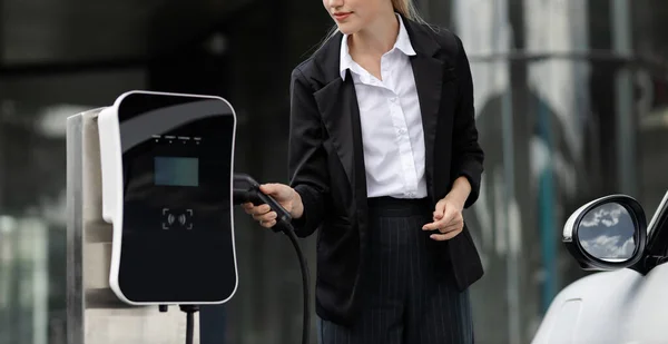 Progressive Businesswoman Insert Charger Plug Charging Station Her Electric Vehicle — Stock Photo, Image