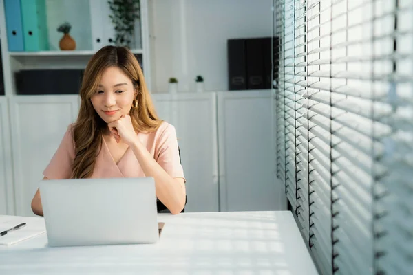 Young Asian Female Employee Sitting Her Desk Her Office Sitting —  Fotos de Stock