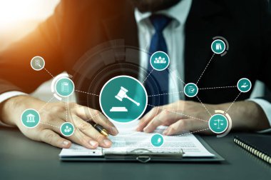 Akıllı hukuk, hukuki danışmanlık simgeleri ve avukatlık bürosunda çalışan araçlar dijital hukuk kavramını ve çevrim içi hukuk ve yönetmelik kavramlarını gözler önüne seriyor .