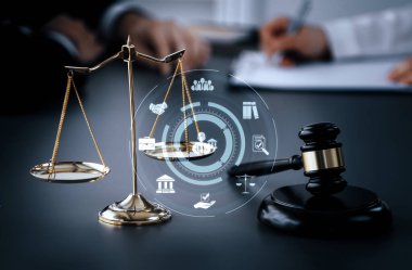 Akıllı hukuk, hukuki danışmanlık simgeleri ve avukatlık bürosunda çalışan araçlar dijital hukuk kavramını ve çevrim içi hukuk ve yönetmelik kavramlarını gözler önüne seriyor .